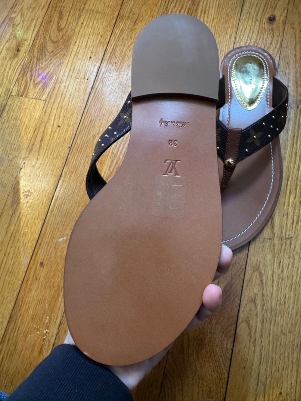 LOUIS VUITTON
Monogram Sunny Flat Thong Sandal - Picture 5 of 6